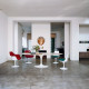 Knoll Saarinen Sedia Tulip girevole bianca con cuscino ambientazione