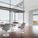 Knoll Saarinen Sedia Tulip girevole bianca con cuscino ambientazione