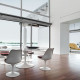 Knoll Saarinen Sedia Tulip girevole bianca con cuscino ambientazione