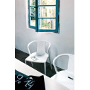 Air-ArmChair Sedia impilabile con braccioli Magis ambientazione