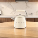 Bollitore a fischio Smeg WKF01CR Panna ambientazione