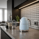 Bollitore a temperatura variabile Smeg KLF04PBEU Azzurro ambientazione