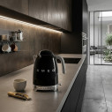 Bollitore a temperatura variabile Smeg KLF04BLEU Nero ambientazione