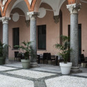 Bordato Liscio 619 vaso Serralunga ambientazione