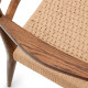 Sedia Analy con braccioli in legno massiccio di rovere con finitura in noce e seduta in corda FSC 100% Kavehome dettaglio