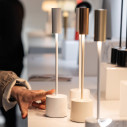 Carolina Pro LED lampada da tavolo Bianco lucido Zafferano ambientazione
