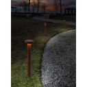 Ciottolo Paletto H 50 Corten Zafferano ambientazione