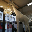 Giraffe in Love M Qeeboo ambientazione