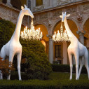 Giraffe in Love Outdoor Qeeboo ambientazione