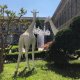 Giraffe in Love Outdoor Qeeboo ambientazione