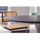 Knoll Saarinen Tavolo Tulip Ø 137 Laminato Nero ambientazione con dettaglio top nero