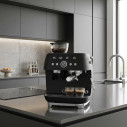 Macchina da caffè espresso manuale con macinacaffè integrato Smeg EGF03BLMEU Nero opaco ambientazione