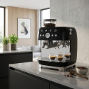 Macchina da caffè espresso manuale con macinacaffè integrato Smeg EGF03BLEU Nero ambientazione