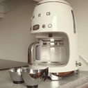 Macchina caffè filtro Smeg DCF02CREU ambientazione