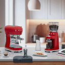 Macchina da caffè espresso manuale Smeg ECF02RDEU Rosso ambientazione