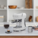 Macchina da caffè espresso manuale Smeg ECF02WHEU Bianco ambientazione