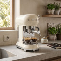 Macchina da caffè espresso manuale Smeg ECF02CREU Panna ambientazione