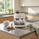 Macchina da caffè espresso manuale con macinacaffè integrato Smeg EGF03CREU Panna ambientazione