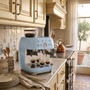 Macchina da caffè espresso manuale con macinacaffè integrato Smeg EGF03PBEU Azzurro ambientazione