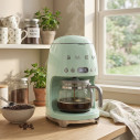Macchina caffè filtro Smeg DCF02PGEU Verde pastello ambientazione