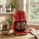Macchina caffè filtro Smeg DCF02RDEU Rosso ambientazione