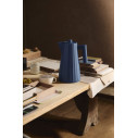 Alessi Plissè MDL06 DAZ Bollitore elettrico Blu ambientazione