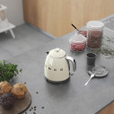 Mini Bollitore Smeg KLF05CREU ambientazione