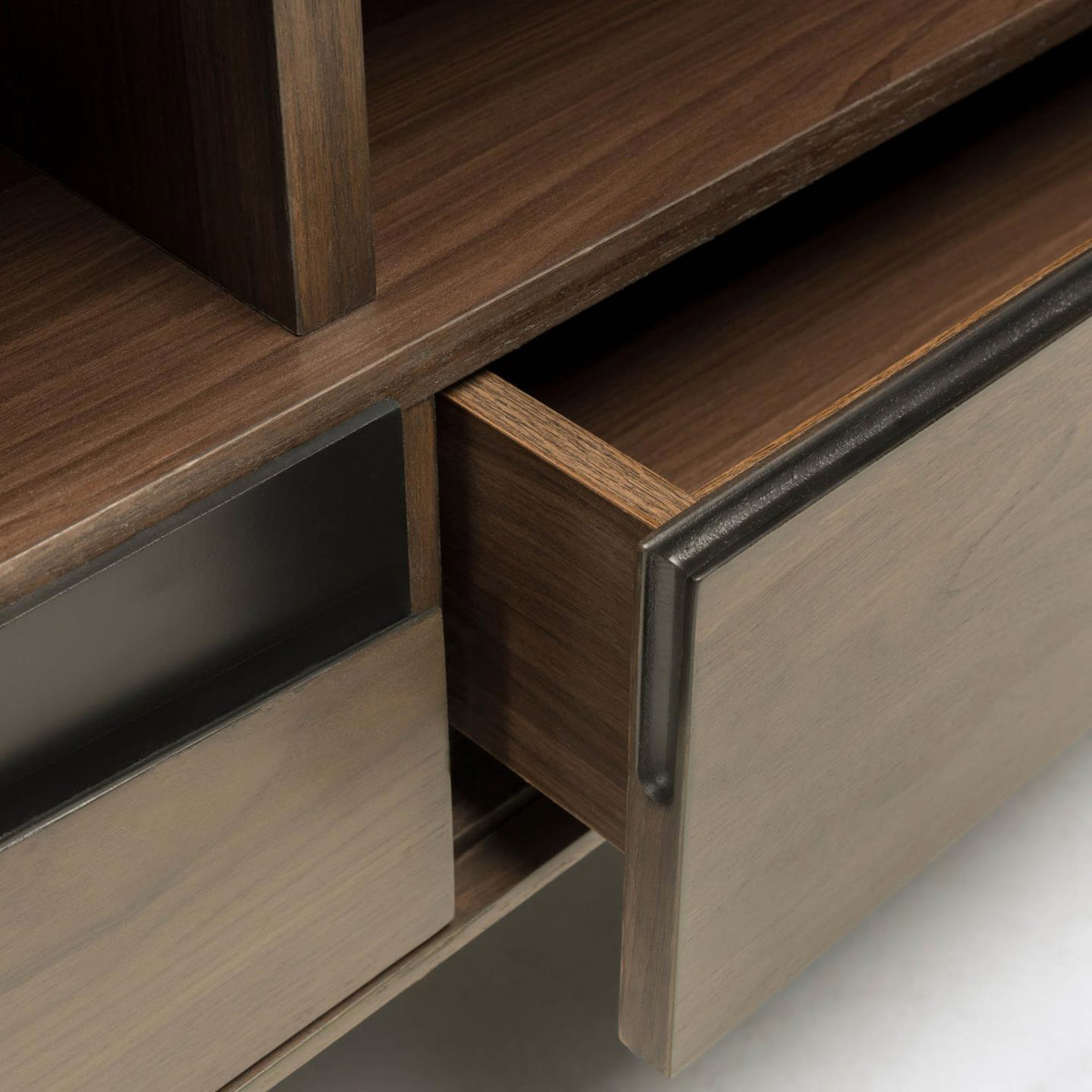 Mobile TV Cutt 3 cassetti impiallacciato noce americano eacciaio