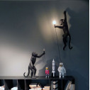 Monkey Lamp Hanging Right Hand Black Outdoor Seletti ambientazione