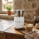 Montalatte Smeg MFF11WHEU Bianco ambientazione