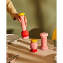 Alessi MP0210 2 Macinasale, pepe e spezie in legno di faggio Rosso-Rosa-Giallo ambientazione
