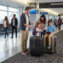 Valigia trolley espandibile Nexis 76 Onyx Black Samsonite ambientazione