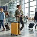 Valigia trolley espandibile Upscape 68 Yellow Samsonite ambientazione