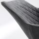 Sedia Amira in ecopelle grigia scura e gambe in acciaio finitura nera dettaglio