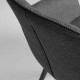 Sedia Amira grigia scura e gambe in acciaio finitura nera Kave Home dettaglio