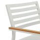 Sedia da esterno Bona alluminio finitura bianca e braccioli in legno massello di teca Kave Home dettaglio