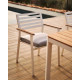 Sedia da esterno Bona alluminio finitura bianca e braccioli in legno massello di teca Kave Home ambientazione