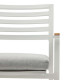 Sedia da esterno Bona alluminio finitura bianca e braccioli in legno massello di teca Kave Home dettaglio