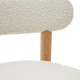 Sedia Nebai in eco-shearling bianco e struttura di legno massiccio di rovere con finitura naturale Kave Home dettaglio