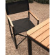 Sedia pieghevole 100% da esterno Llado alluminio nero braccioli in legno massello di teca Kave Home ambientazione