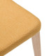 Sedia Rosie in ciniglia senape e gambe in legno massello di frassino finitura naturale Kave Home dettaglio