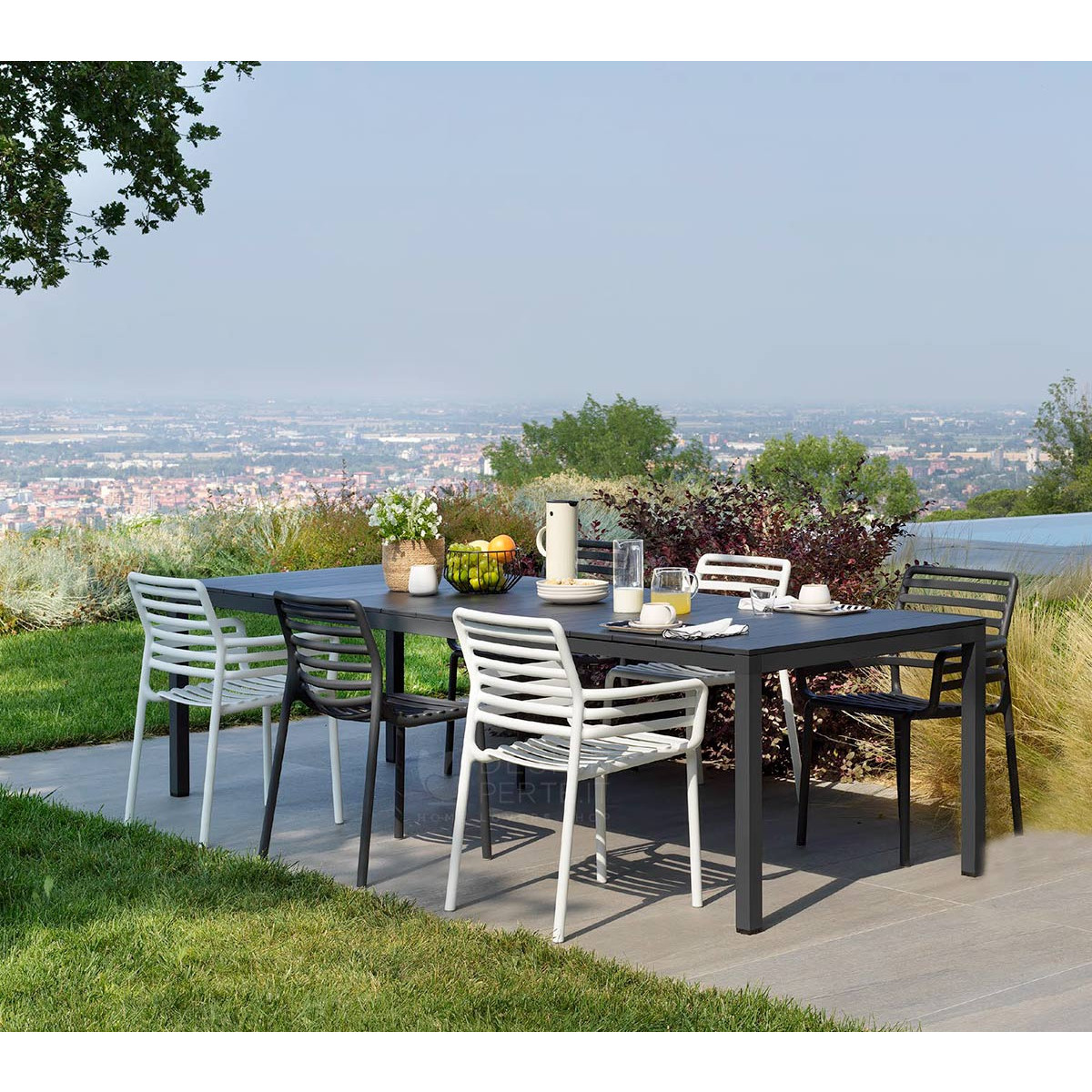 Set tavolo Rio 210 con 10 poltroncine Doga Armchair