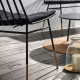 Tavolino Mathis in fibra di cemento con gambe in acciaio finitura nera Ø 70 cm ambientazione