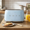 Tostapane 2x4 fette Smeg TSF02PBEU Azzurro ambientazione